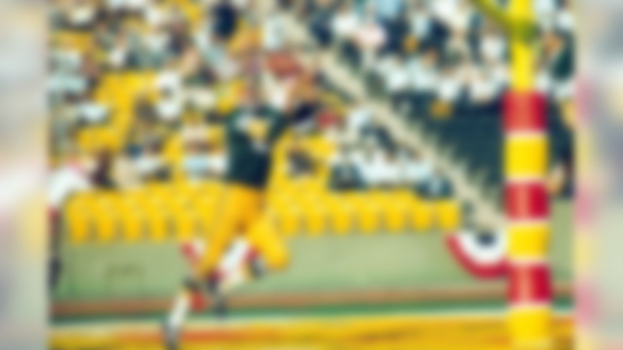 Green Bay Packers wide receiver Max McGee (85) makes a catch for a touchdown against the Kansas City Chiefs during Super Bowl I on January 15, 1967, at the Memorial Coliseum in Los Angeles, California. (National Football League)
