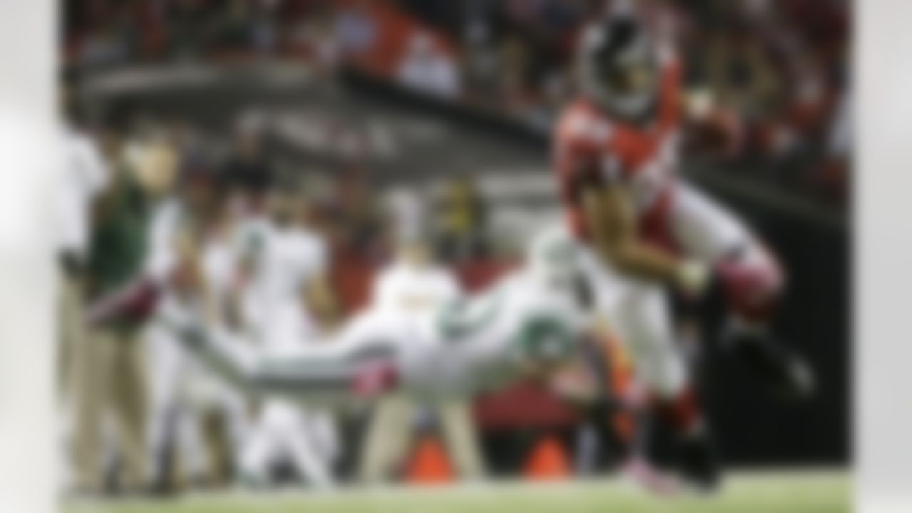 Atlanta Falcons tight end Tony Gonzalez (88) moves the ball after a catch as New York Jets cornerback Darrin Walls (30) defends during the second half of an NFL football game, Monday, Oct. 7, 2013, in Atlanta. (AP Photo/David Goldman)