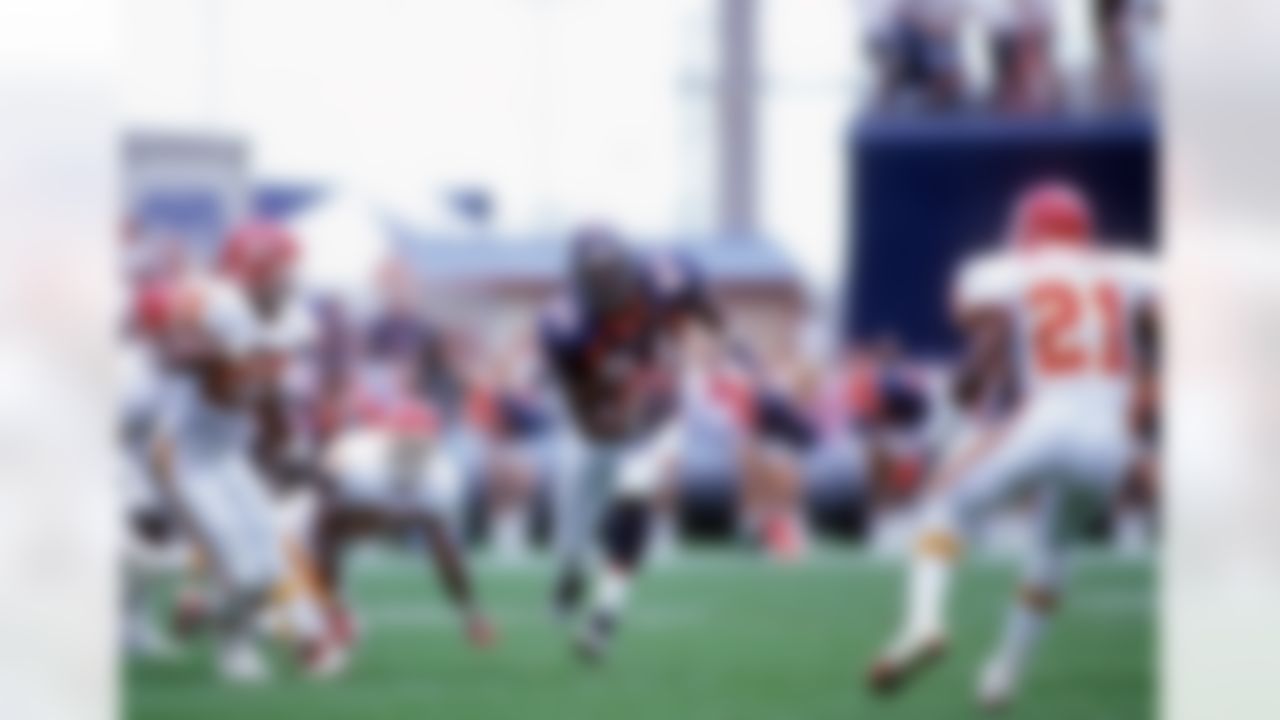 Denver Broncos tight end Shannon Sharpe (84) heads downfield during an NFL game against the Kansas City Chiefs on Sunday, Aug. 31, 1997, in Denver. (AP Photo/Greg Trott)