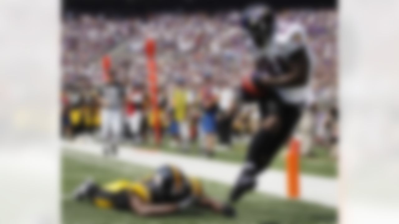 Baltimore Ravens wide receiver Anquan Boldin, right, grabs a pass for a touchdown in front of Pittsburgh Steelers defensive back Bryant McFadden in the first half of an NFL football game, Sunday, Sept. 11, 2011, in Baltimore. (AP Photo/Patrick Semansky)