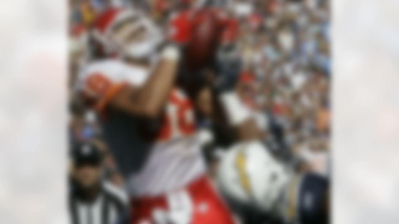 Kansas City Chiefs' Tony Gonzalez pulls in a 22 yard touchdown pass in the middle of several San Diego Charger defenders in the third quarter of the Chiefs' 30-16 victory in their football game in San Diego, Sunday, Sept. 30, 2007. (AP Photo/Lenny Ignelzi)
