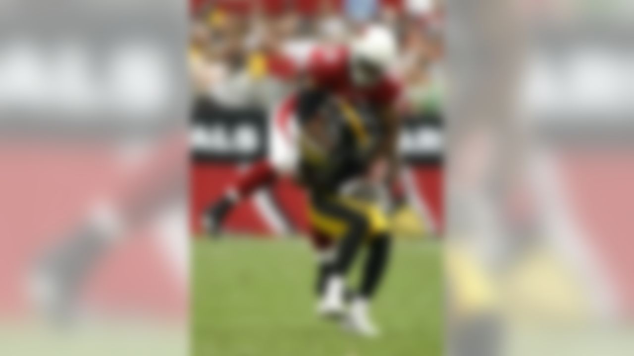 GLENDALE, AZ - SEPTEMBER 30: Kurt Warner #13 of the Arizona Cardinals runs onto the field before the game against the Pittsburgh Steelers at University of Phoenix Stadium September 30, 2007 in Glendale, Arizona. (Photo by Jonathan Ferrey/Getty Images)