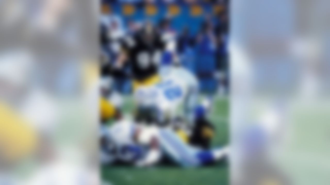 Dallas Cowboys Emmitt Smith plays in Super Bowl XXX against the Pittsburgh Steelers at Sun Devil Stadium in Tempe, AZ on January 28, 1996. (AP Photo/Tom DiPace)