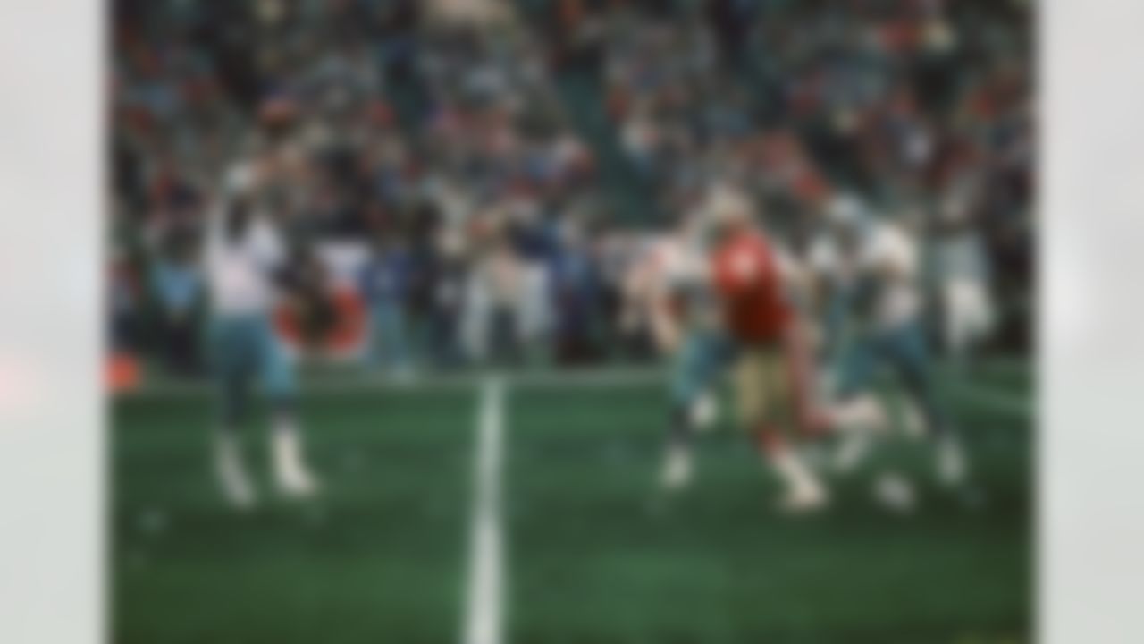 Dallas Cowboys quarterback Danny White (11) throws a pass during the NFL football game NFC Championship between the Dallas Cowboys and the San Francisco 49ers in San Francisco, California on January 10, 1982. The 49ers won the game 28-27. (AP Photo/Paul Spinelli)