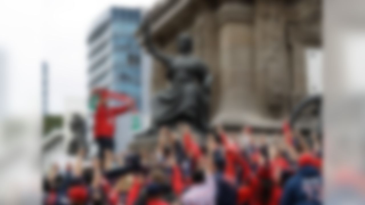 Houston Texans fans hang out at the Angel of Independence monument.