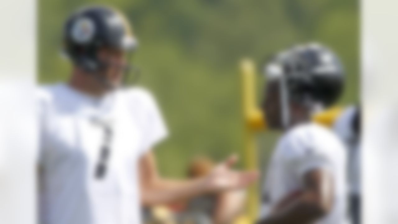 Pittsburgh Steelers quarterback Ben Roethlisberger (7) talks with wide receiver Antonio Brown (84) during practice at NFL football training camp in Latrobe, Pa., Sunday, July 29, 2012. (AP Photo/Keith Srakocic)