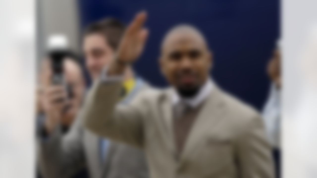 Green Bay Packers' Charles Woodson waves as they arrive at Dallas/Fort Worth International Airport for NFL football Super Bowl XLV Monday, Jan. 31, 2011, in Dallas. (AP Photo/David J. Phillip)