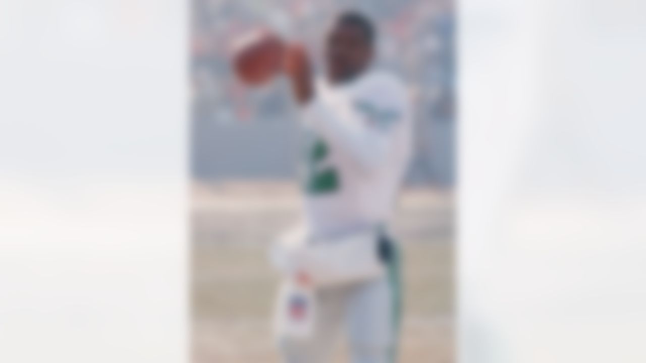 Philadelphia Eagles quarterback Randall Cunningham (12) warms up before the NFC Divisional Playoff NFL football game against the Chicago Bears on December 31, 1988 in Chicago, Illinois. Bears won the game 20-12 (AP Photo/Paul Spinelli)