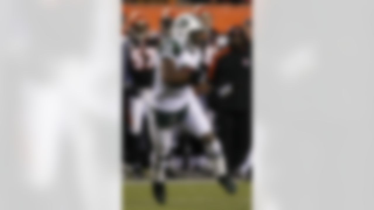 New York Jets cornerback Darrelle Revis (24) in action against the Cincinnati Bengals in the first half of an NFL wild-card playoff football game, Saturday, Jan. 9, 2010, in Cincinnati. (AP Photo/Ed Reinke)