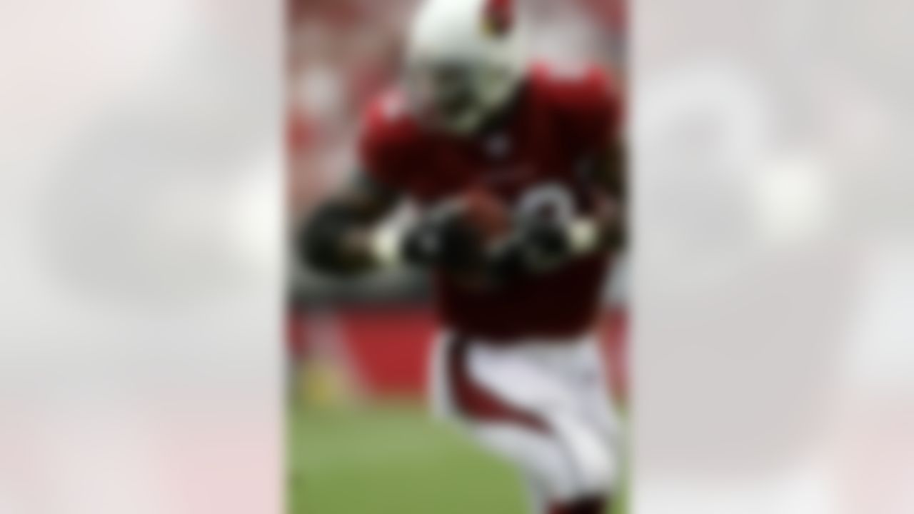 GLENDALE, AZ - SEPTEMBER 16: Tight end Leonard Pope #82 of the Arizona Cardinals carries the ball on his way to a touchdown against the Seattle Seahawks at University of Phoenix Stadium September 16, 2007 in Glendale, Arizona. (Photo by Stephen Dunn/Getty Images)