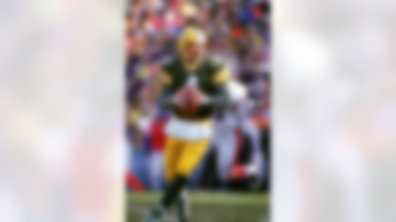 Green Bay Packers quarterback Brett Favre (4) looks for a receiver during an NFL football game against the Denver Broncos at Lambeau Field on December 8, 1996 in Green Bay, Wisconsin. (AP Photo/David Stluka)