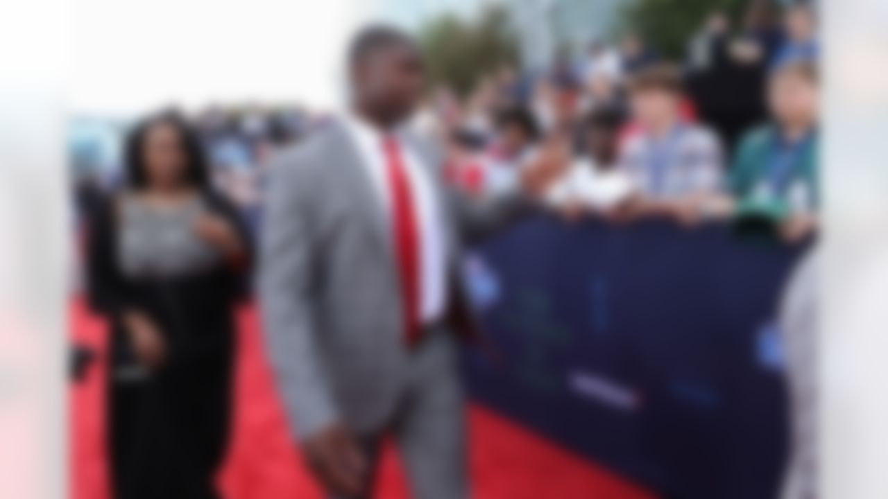 Georgia's Roquan Smith walks down the red carpet.