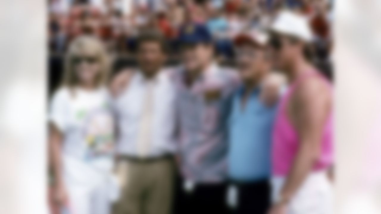 Pro Football Hall of Fame inductee Terry Bradshaw (center) poses with actress Cathy Lee Crosby, former NFL player/ESPN color analyst Joe Theismann, and Buffalo Bills quarterback (and future Hall-of-Famer Jim Kelly) at the NFL Pro Bowl, a 34-3 NFC victory (National Football League)