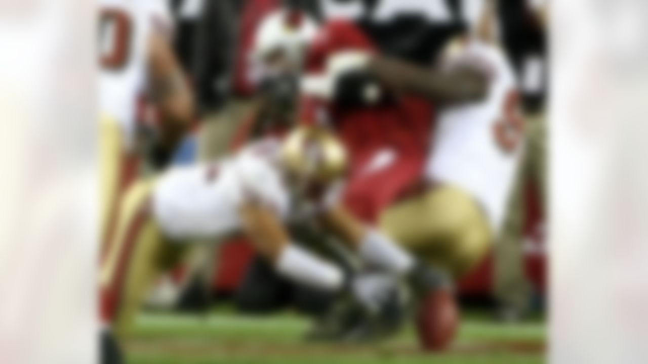 GLENDALE, AZ - NOVEMBER 25: Defensive end Tully Banta-Cain #95 of the San Francisco 49ers recovers the ball in the end zone for the game ending touchdown as defensive tackle Ronald Fields #93 sacks quarterback Kurt Warner #13 of the Arizona Cardinals on November 25, 2007 at University of Phoenix Stadium in Glendale, Arizona. The 49ers won 37-31 in overtime. (Photo by Stephen Dunn/Getty Images)