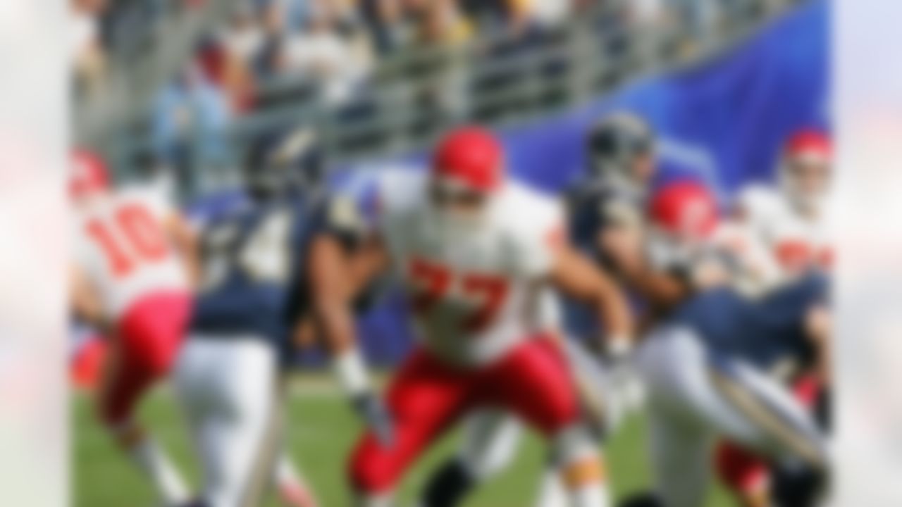 Offensive tackle Willie Roaf of the Kansas City Chiefs against linebacker Stephen Cooper of the San Diego Chargers on Jan. 2, 2005, at Qualcomm Stadium in San Diego. (AP Photo/Paul Spinelli)