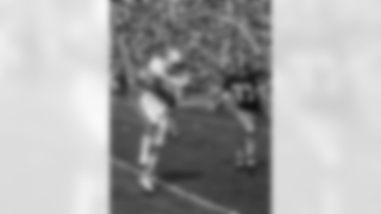 Miami Dolphins' Howard Twilley takes in a Bob Griese pass and heads for the end zone for a touchdown in the first quarter of the Super Bowl game in Los Angeles, Jan. 14, 1973. Washington Redskins' Pat Fischer (37) chases Twilley. (AP Photo)