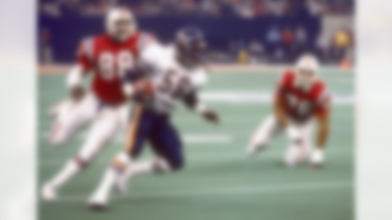 Chicago Bears linebacker Wilbur Marshall recovers a fumble and runs from New England Patriots tight end Derrick Ramsey and tackle Brian Holloway during Super Bowl XX, a 46 - 10 Bears victory on January 26, 1986, at the Louisiana Superdome in New Orleans, LA. (AP Photo/Al Messerschmidt)