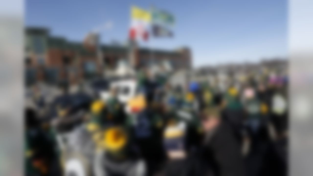Fans tailgate before an NFC wild-card NFL football game between the Green Bay Packers and the New York Giants, Sunday, Jan. 8, 2017, in Green Bay, Wis. (AP Photo/Mike Roemer)