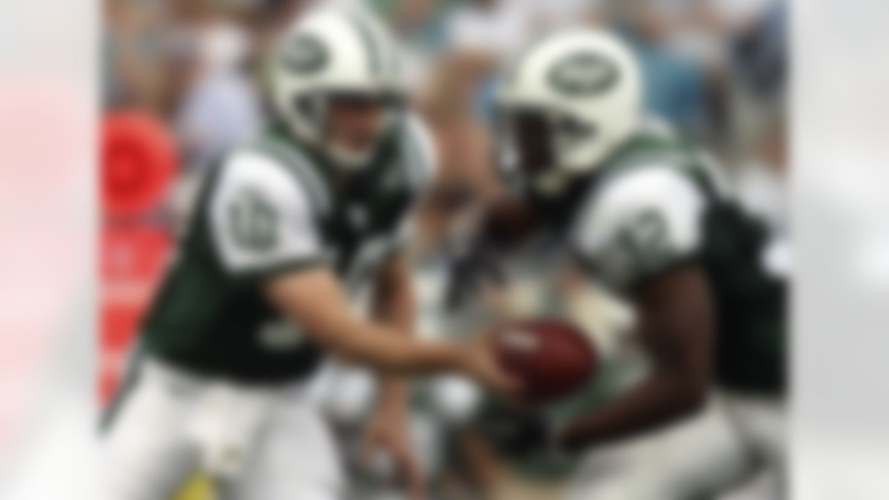 JACKSONVILLE, FL - OCTOBER 08: Quarterback Chad Pennington #10 of the New York Jets hands the ball off to running back Kevan Barlow #32 against the Jacksonville Jaguars at Alltel Stadium on October 8, 2006 in Jacksonville, Florida. The Jaguars defeated the Jets 41-0. Photo by Doug Benc/Getty Images.
