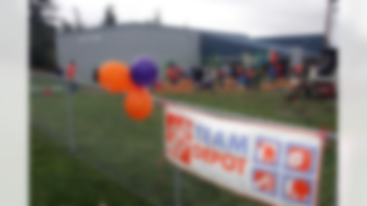 The Home Depot Neighborhood MVP Program honors Bobby Engram of the Seattle Seahawks. (Photo by Ernie Masche/CIA Stock Photography Inc.)