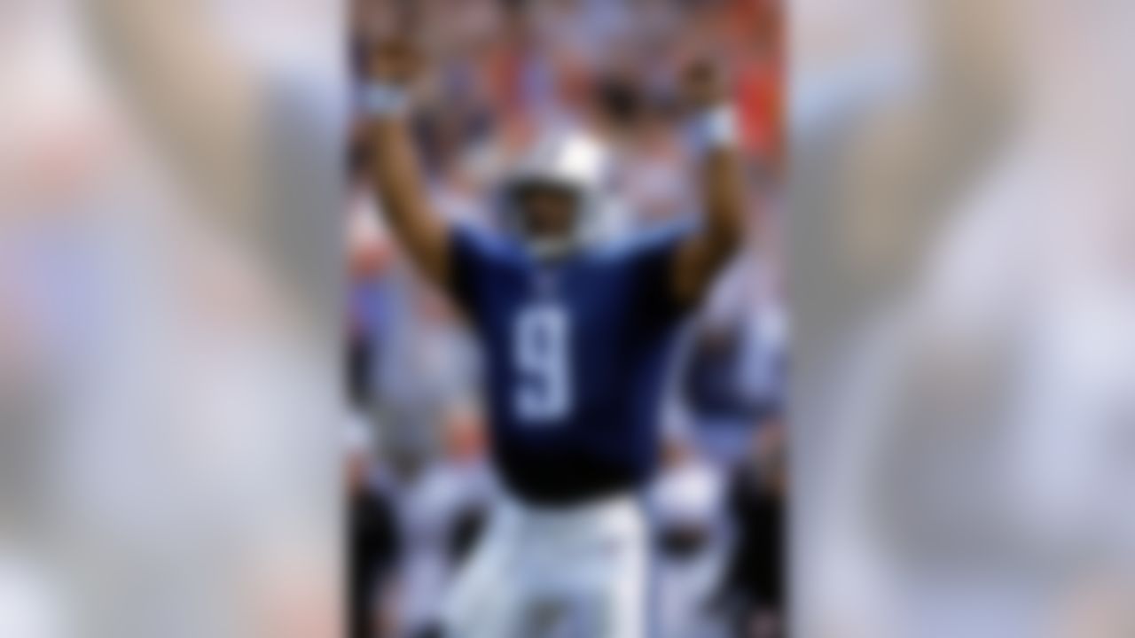 12 Nov 2000: Steve McNair #9 of the Tennessee Titans celebrates during the game against the Baltimore Ravens at the Adelphia Colisuem in Nashville, Tennessee. The Ravens defeated the Titans 24-23. (Photo by Scott Halleran /Allsport)
