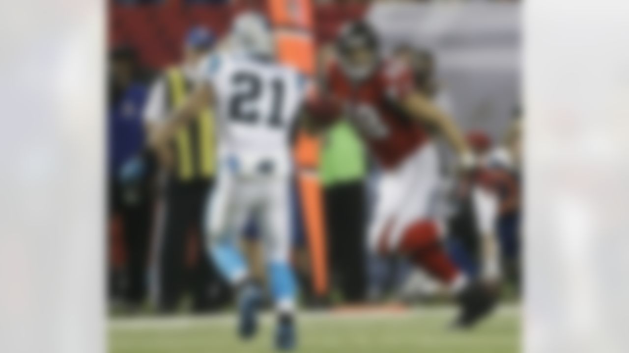 Atlanta Falcons tight end Tony Gonzalez (88) runs against Carolina Panthers free safety Mike Mitchell (21) during the first half of an NFL football game, Sunday, Dec. 29, 2013, in Atlanta. (AP Photo/John Bazemore)