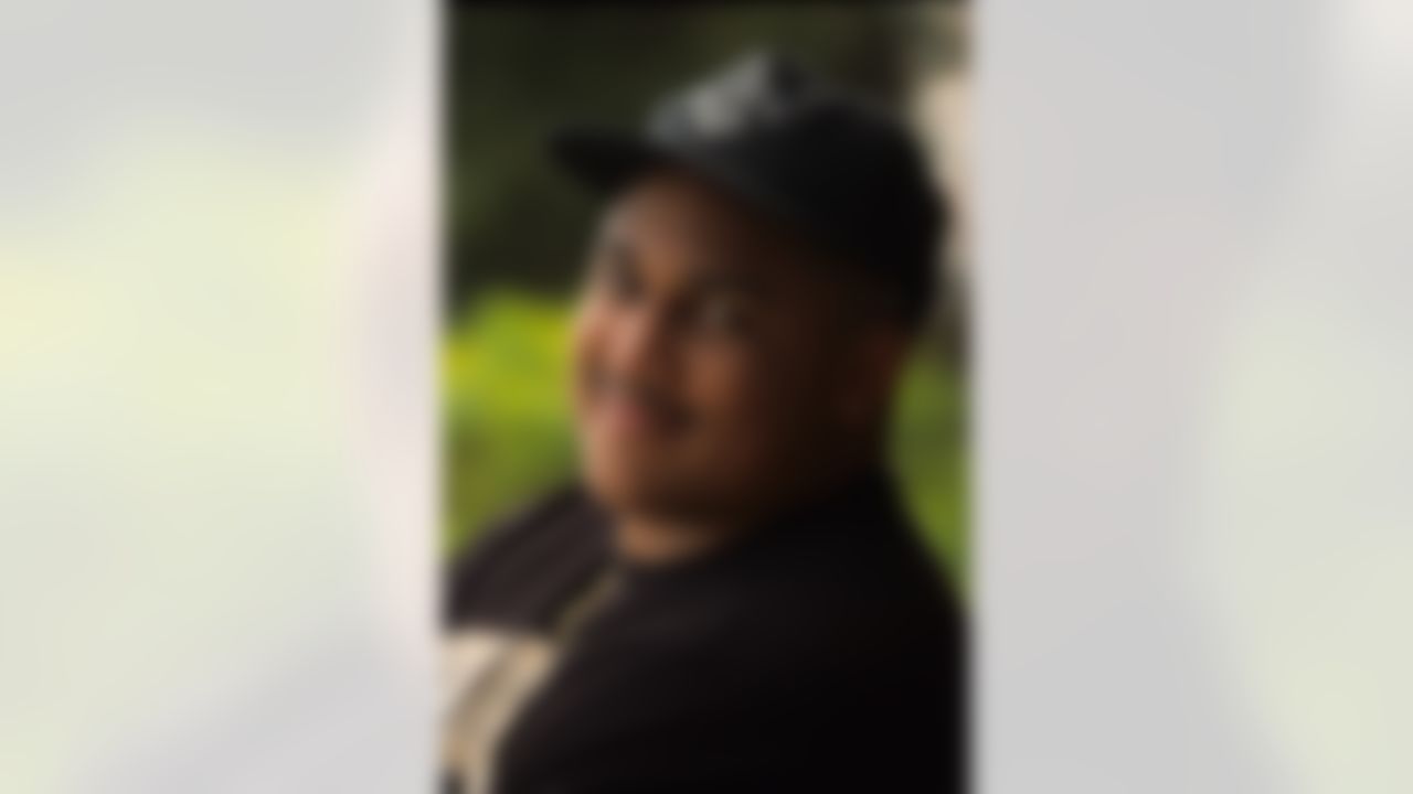 New Orleans Saints tackle Willie Roaf poses for his NFL ProLIne Profile card on March 15, 1993 in New Orleans, La. (National Football League)