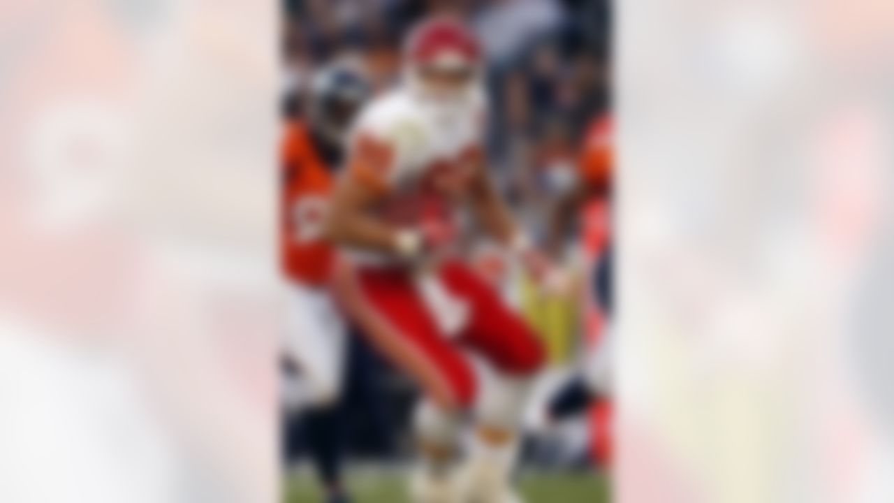 Kansas City Chiefs tight end Tony Gonzalez looks for room to run after hauling in a pass against the Denver Broncos in the second quarter of an NFL football game in Denver on Dec. 7, 2008. (AP Photo/David Zalubowski)