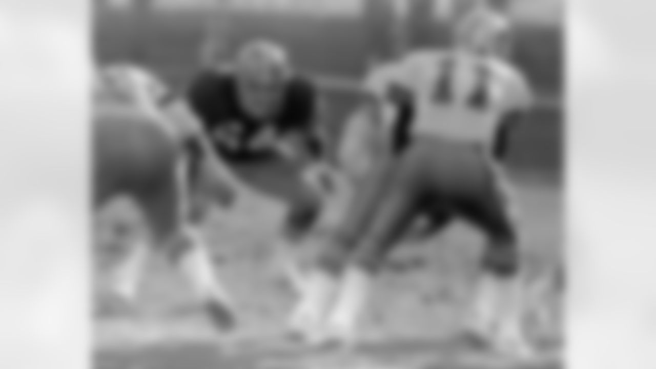 San Francisco Line Backer Jack "hacksaw" Reynolds set his sites on Dallas Cowboys Quarterback Danny White (11) during the NFC Championship game at Candlestick Park in San Fransisco on January 10, 1982. (AP Photo/Al Golub)