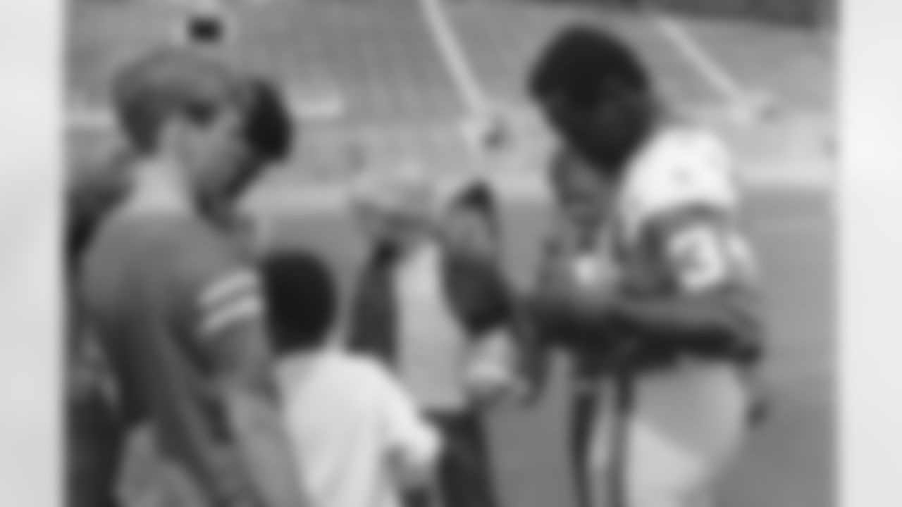 Jackson State University running back Walter Payton signs autographs for young fans at College All Star workout at Dyche Stadium on July 17, 1975 in Evanston, Ill. (Associated Press)