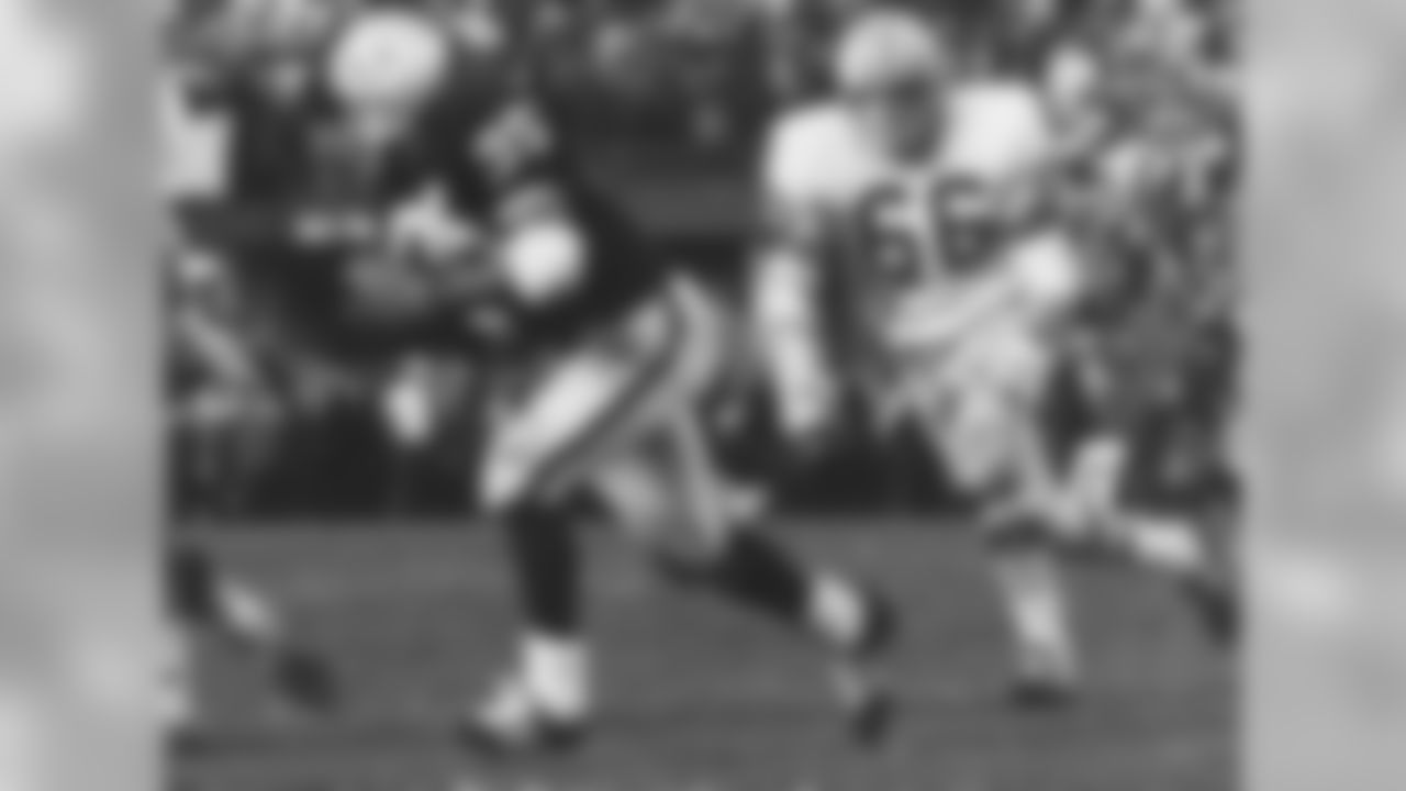 Oakland Raiders running back Hewitt Dixon, #35, is chased by Green Bay Packers linebacker Ray Nitschke, #66, during Super Bowl II, a 33-14 Packers victory on January 14, 1968, at the Orange Bowl in Miami, Florida (National Football League)