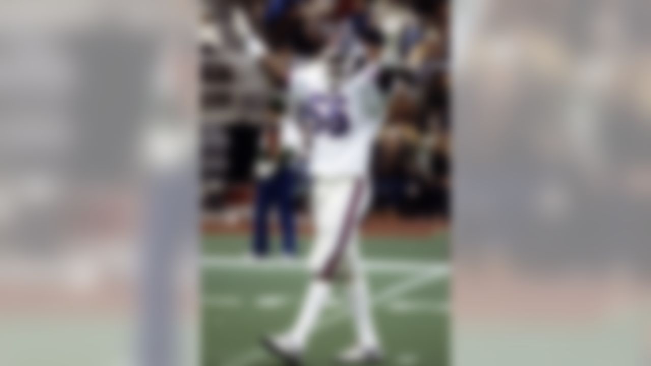 New York Giants Hall of Fame line backer Lawrence Taylor during 23-7 win over the Philadelphia Eagles on December 11, 1982 at Giants Stadium in East Rutherford, New Jersey. (Photo by Edwin Mahan/NFL Photos)