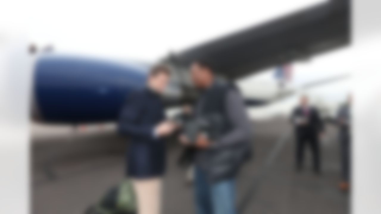 Willie McGinest greets New England Patriots quarterback Tom Brady arrive at the Phoenix Sky Harbor International Airport on Monday, January 26, 2015 in Phoenix. The Patriots will face the Seattle Seahawks on Sunday, February 1st for Super Bowl XLIX. (Perry Knotts/NFL)