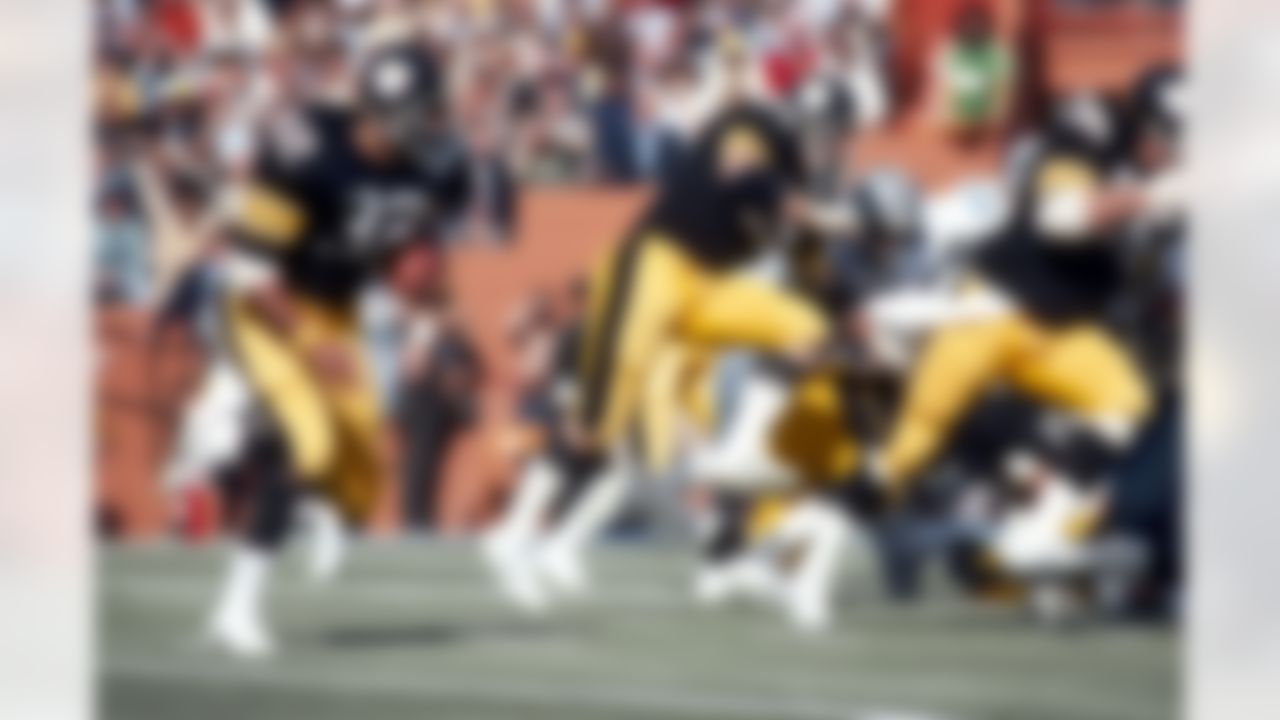 Running back Franco Harris of the Pittsburgh Steelers runs upfied in a 21-17 win over the Dallas Cowboys in Super Bowl X on January 18, 1976 at the Orange Bowl in Miami, Florida. (AP Photo/Vernon Biever)