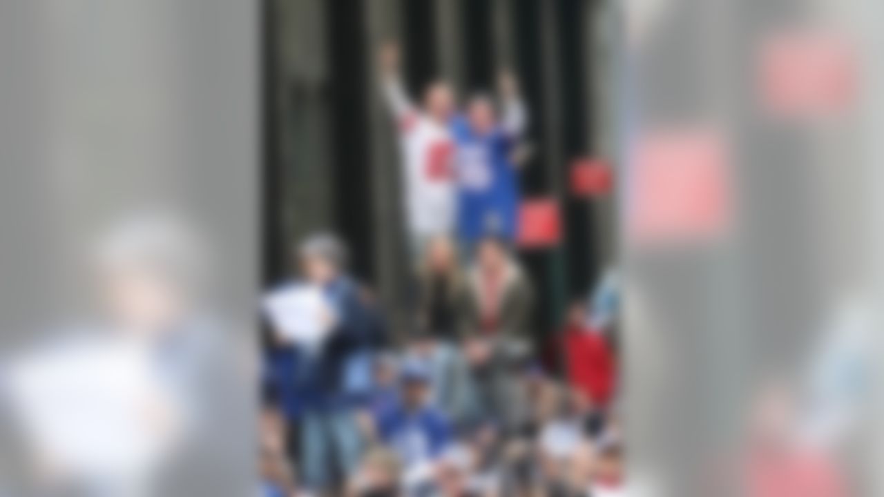 NEW YORK - FEBRUARY 05: New York Giants cheer the players as they pass in floats along Broadway, also known as "The Canyon of Heroes" during Super Bowl XLII victory parade in New York City. (Photo by Al Bello/Getty Images)