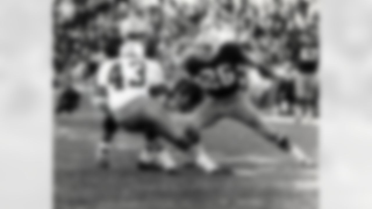 Green Bay Packers cornerback Hall of Fame Herb Adderley prepares to drill Dallas Cowboys running back Don Perkins in the Packers 34-27 win over the Cowboys in the 1966 NFL Championship Game on January 1, 1967 at the Cotton Bowl in Dallas, Texas. (Vernon Biever/NFL)