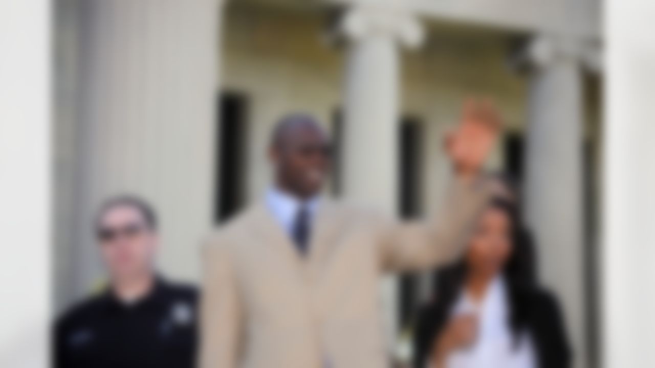Buffalo Bills' Terrell Owens waves before accepting the key to the City of Buffalo in Buffalo, N.Y., Monday, May 18, 2009. (AP Photo/David Duprey)