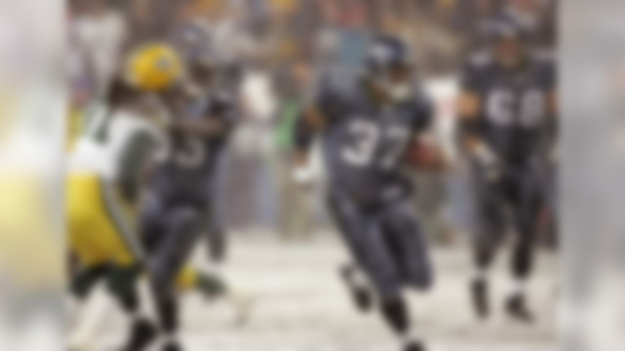 Seattle Seahawks' Shaun Alexander, center, runs against the Green Bay Packers in a football game Monday, Nov. 27, 2006, in Seattle. (AP Photo/Elaine Thompson)