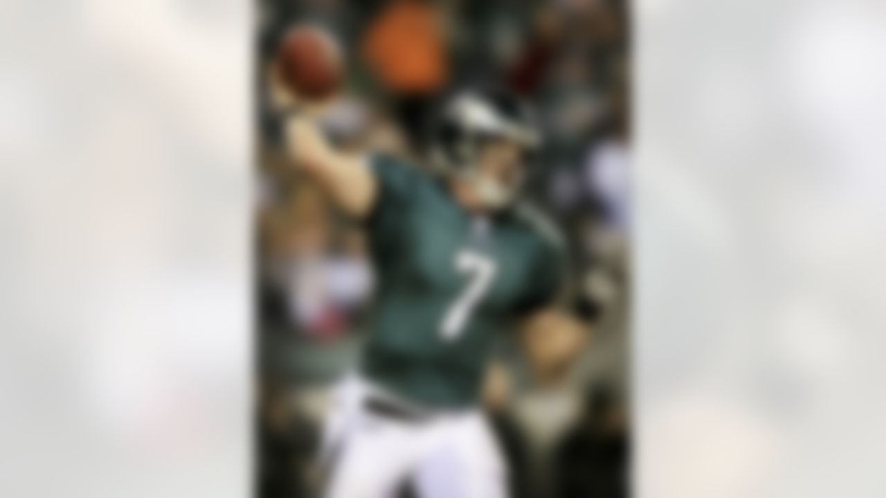 PHILADELPHIA - JANUARY 07: Quarterback Jeff Garcia #7 of the Philadelphia Eagles passes against the New York Giants during their NFC Wildcard Playoff game on January 7, 2007 at Lincoln Financial Field in Philadelphia, Pennsylvania. Photo by Getty Images.