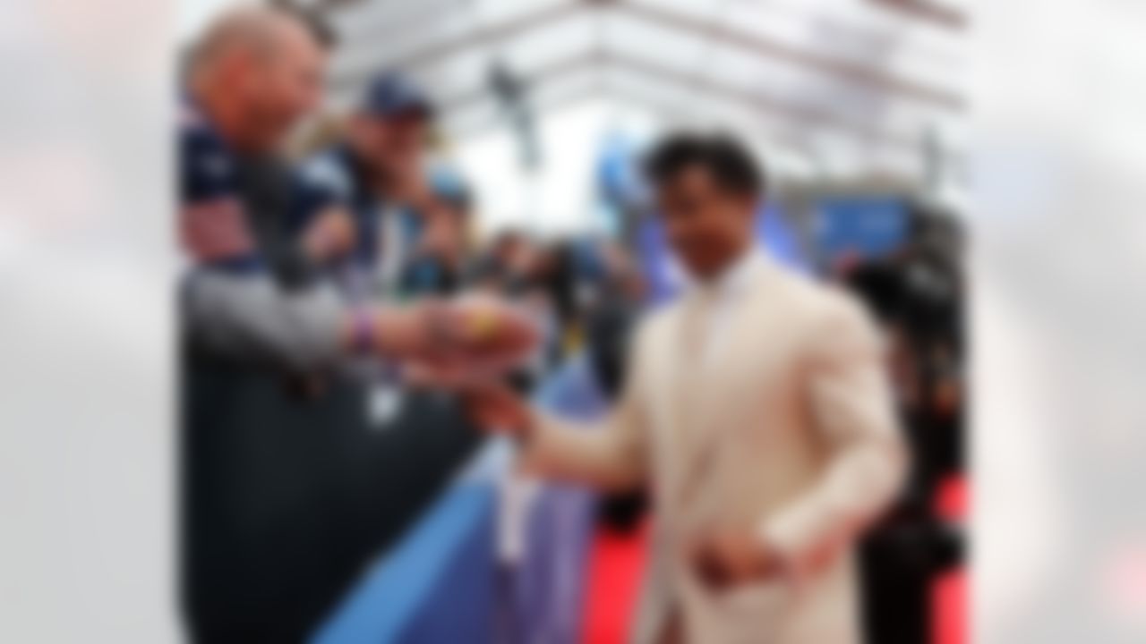 Florida cornerback Vernon Hargreaves signs autographs on the red carpet during the 2016 NFL Draft at the Auditorium Theatre on Thursday, April 28, 2016 in Chicago. (Ben Liebenberg/NFL)
