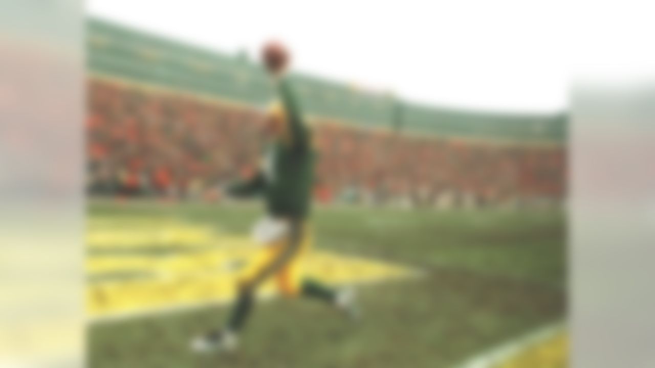 Green Bay Packers quarterback Brett Favre runs off the field as the final seconds run off the clock in their game Sunday, Dec. 24, 1995, against the Pittsburgh Steelers. The Packers won 24-19 to win the NFC Central title for the first time since 1972. (AP Photo/Jeff Phelps)