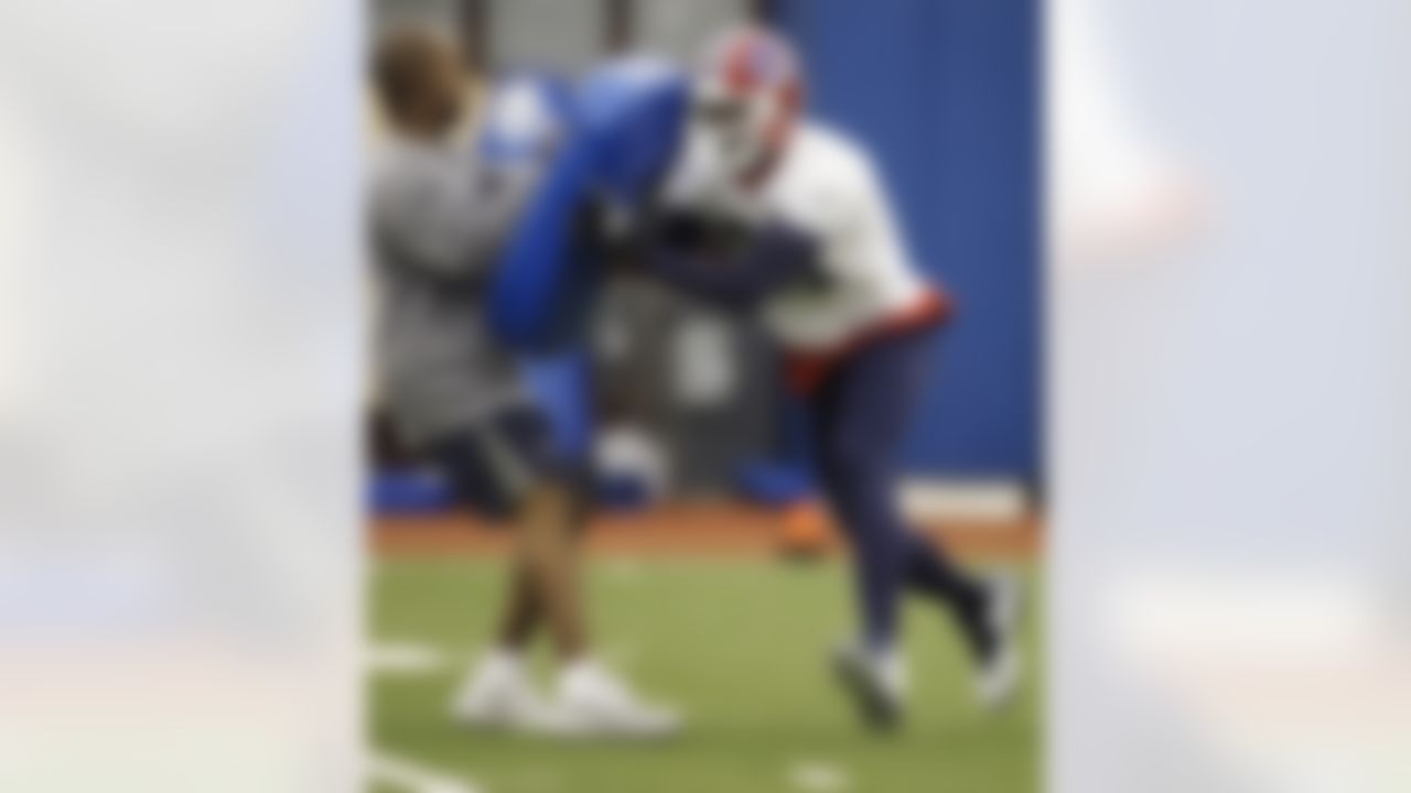 Buffalo Bills' Terrell Owens (81) hits a blocker held by wide receivers coach Tyke Tolbert during the NFL football team's practice in Orchard Park, N.Y., Monday, May 18, 2009. (AP Photo/David Duprey)