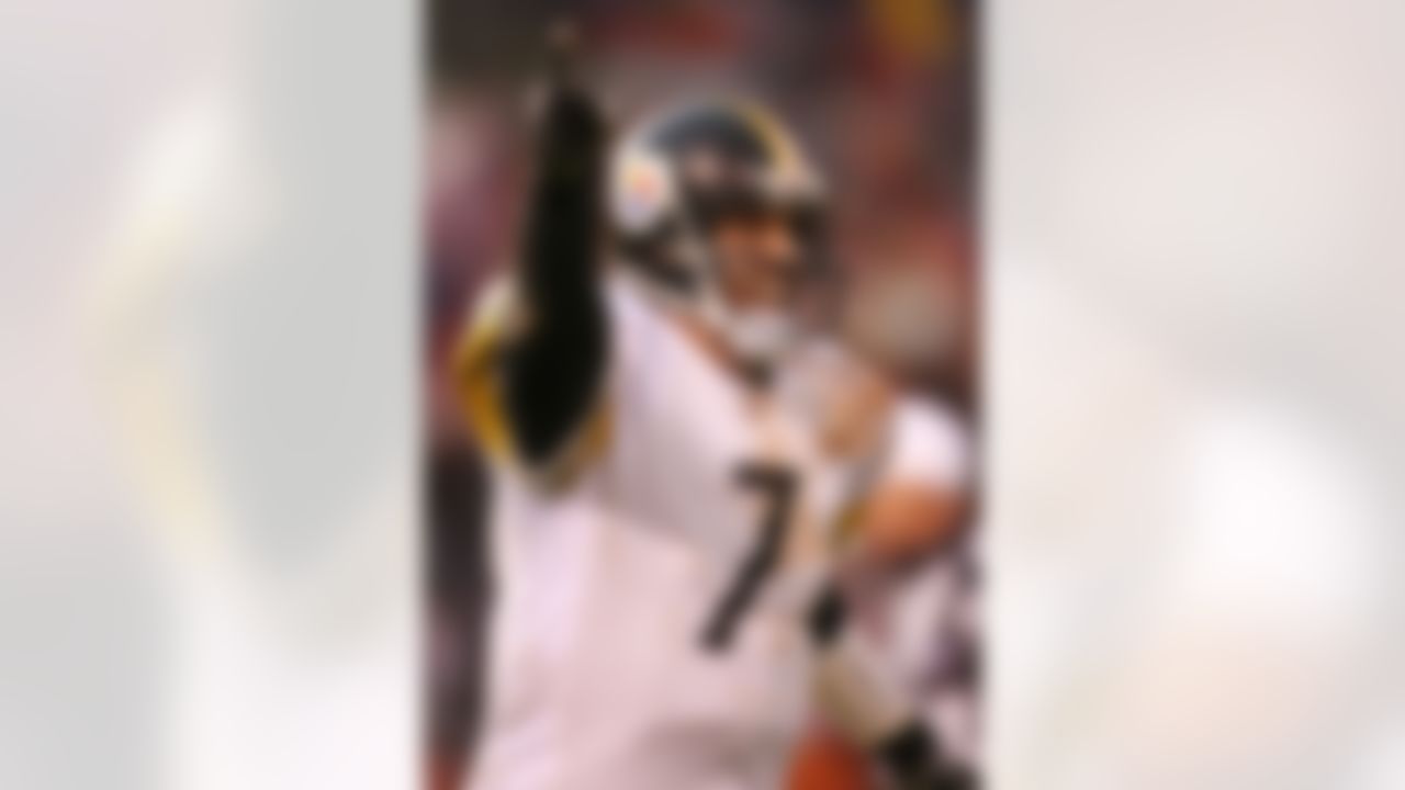 CLEVELAND - NOVEMBER 19: Ben Roethlisberger #7 of the Pittsburgh Steelers celebrates throwing the winning touchdown pass against the Cleveland Browns on November 19, 2006 at Cleveland Browns Stadium in Cleveland, Ohio. The Steelers defeated the Browns 24-20. Photo by Getty Images.