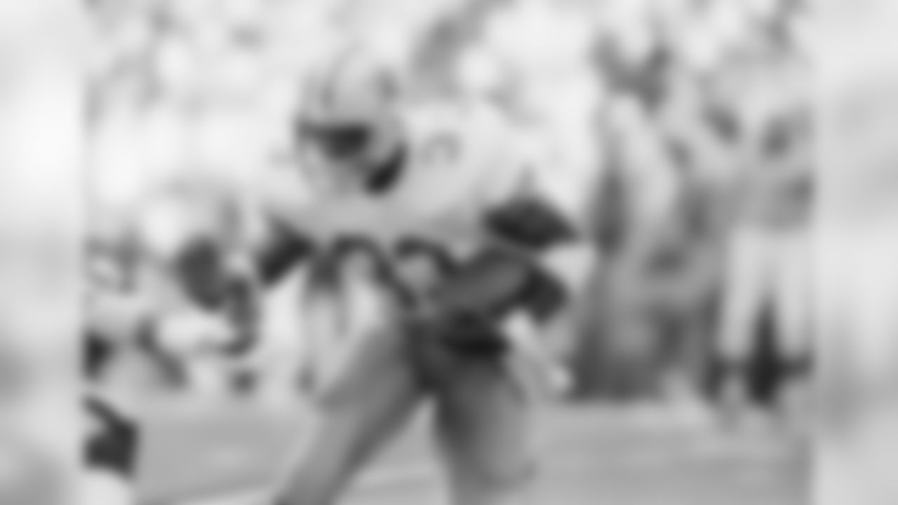 Dallas Cowboys running back Tony Dorsett carries the ball toward a Green Bay Packers defender during second quarter action in Irving, Texas, on Sunday, Jan. 17, 1989. Dorsett rushed for 99 yards to help his team to a 37-26 victory. (AP Photo/Mike Murphy)