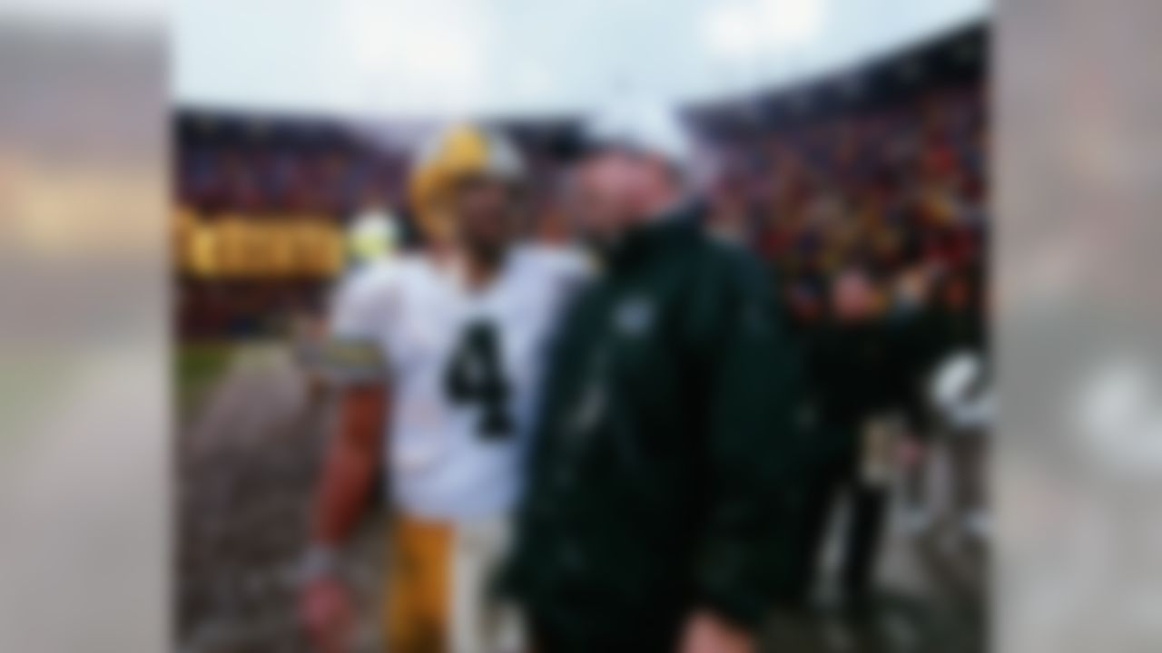 Green Bay Packers quarterback Brett Favre (4) talks with head coach Mike Holmgren during the closing seconds of the 1997 NFC championship game in Green Bay, Jan. 11, 1998. (AP Photo/Jim Biever)