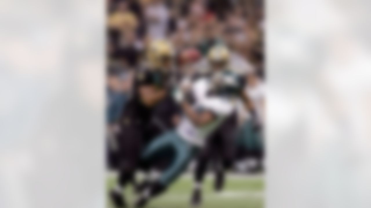 NEW ORLEANS - JANUARY 13: Donte' Stallworth #18 of the Philadelphia Eagles fights for a ball with Josh Bullocks #29 of the New Orleans Saints during the NFC divisional playoff game at the Superdome on January 13, 2007 in New Orleans, Louisiana. Photo by Getty Images.