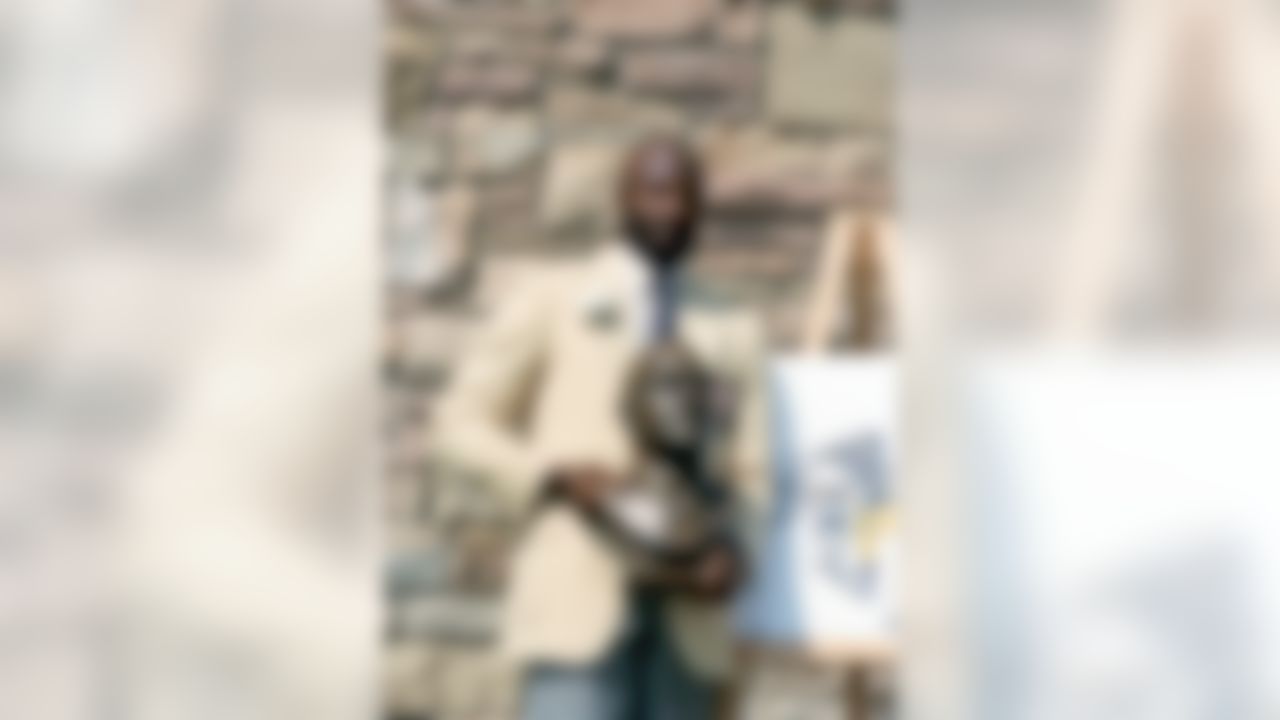 Former Pittsburgh Steelers cornerback Mel Blount poses with his bust after being enshrined in the Football Hall of Fame, Aug.t 5, 1989 in Canton, Ohio. (AP Photo/Bruce Zake)