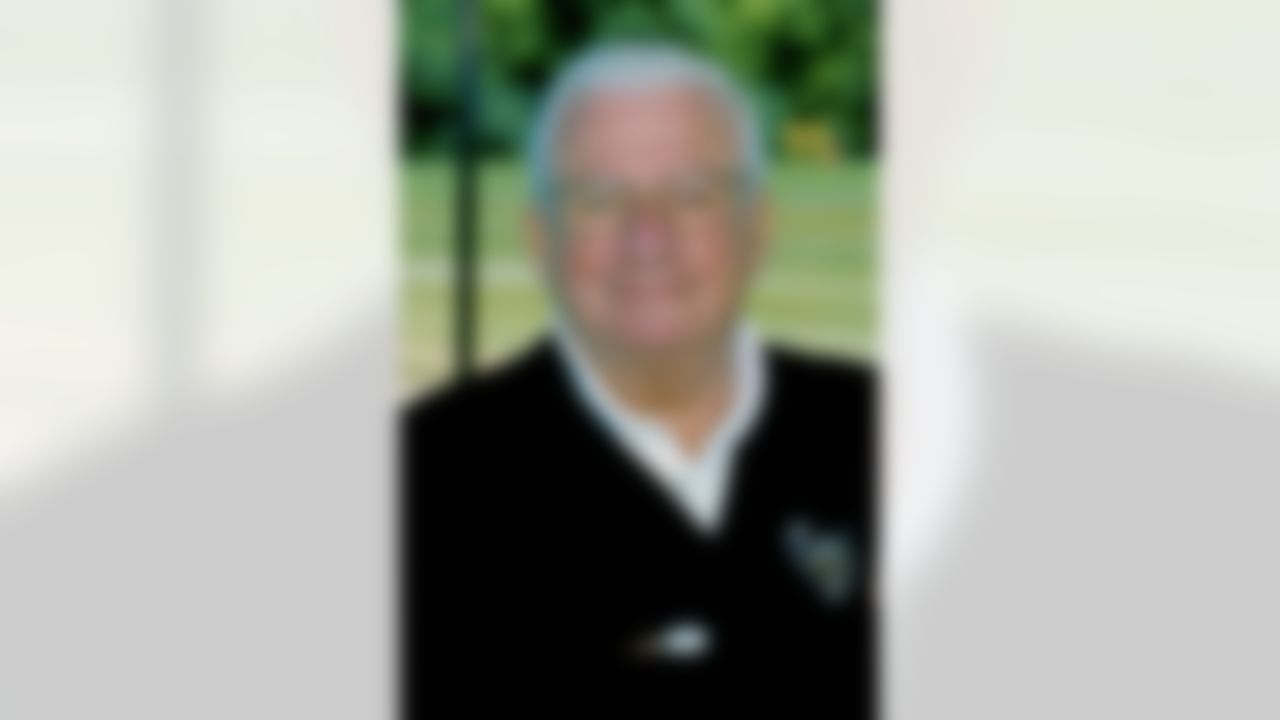 Baltimore Ravens Art Modell poses for 1999 team headshot. (AP Photo/NFL Photos)