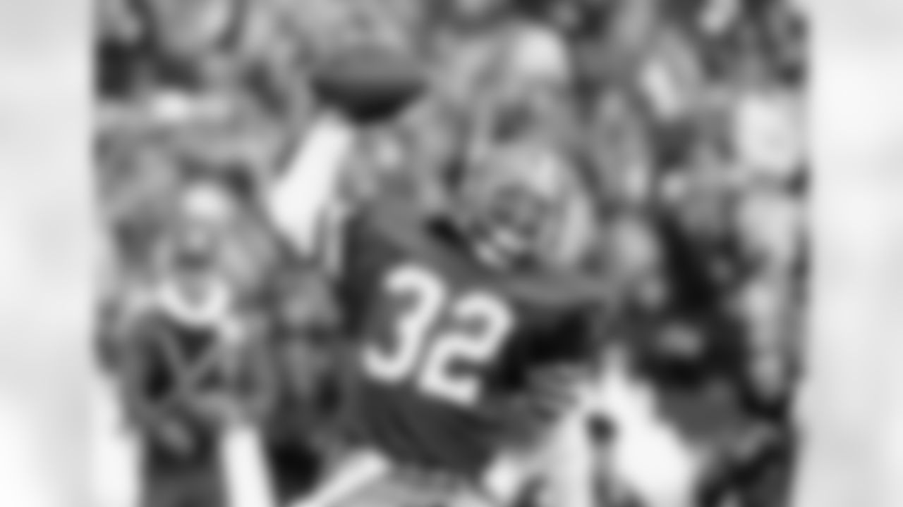 San Francisco 49ers running back Carl Monroe (32) celebrates his first quarter touchdown against the Miami Dolphins during the Super Bowl XIX at Stanford Stadium in Stanford, CA on January 20, 1985. (Associated Press)