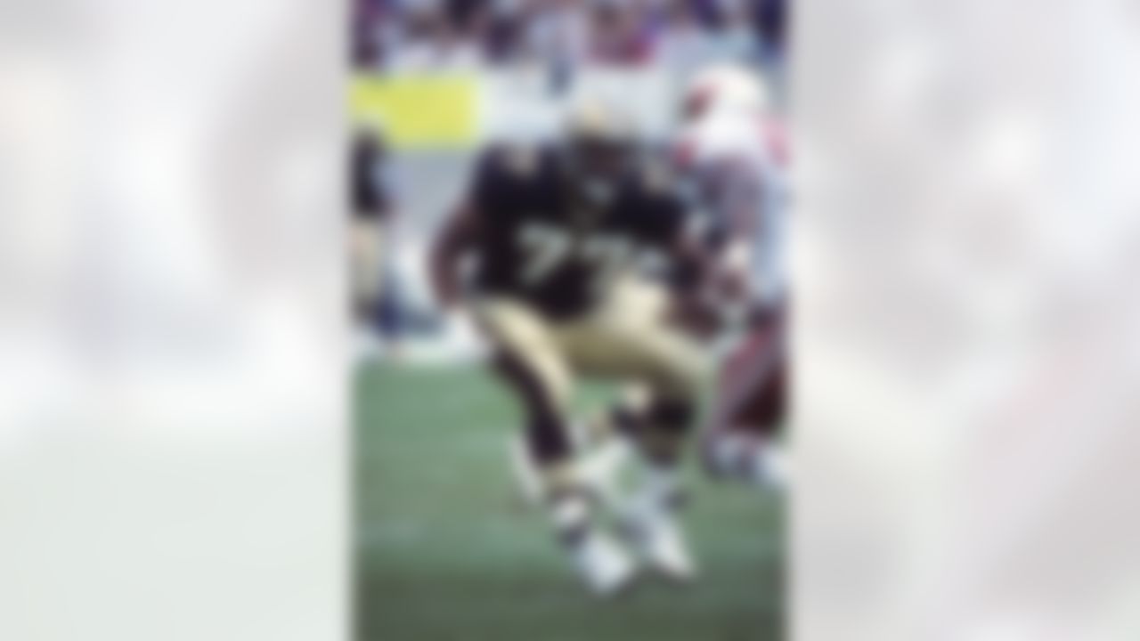 Saints offensive tackle Willie Roaf blocks against the Cardinals on Oct. 31, 1993, in Tempe, Arizona. (AP Photo/Paul Jasienski)